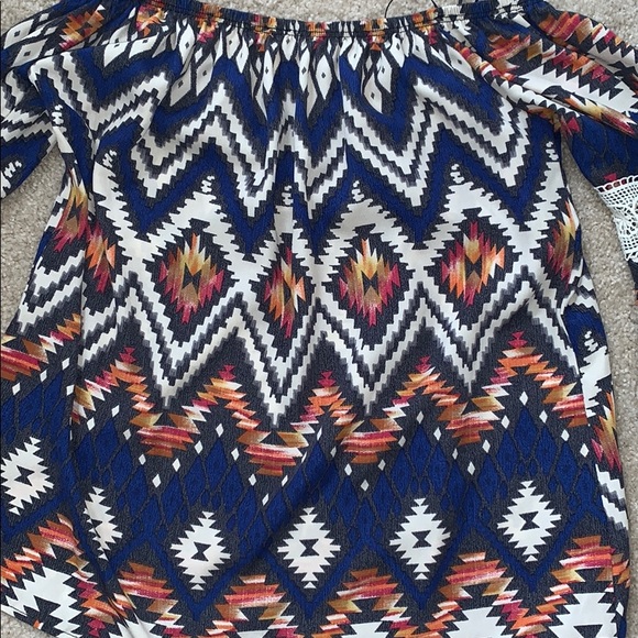 Off the shoulder patterned top - Picture 2 of 4